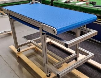 Schuine industriële transportband met meenemers — praktijkvoorbeeld Inducomp